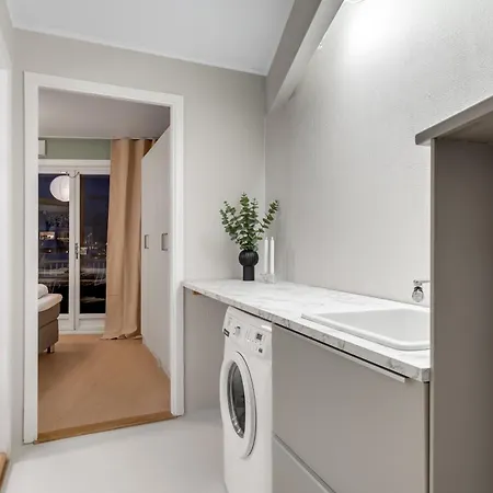 Arctic L & Mountain View